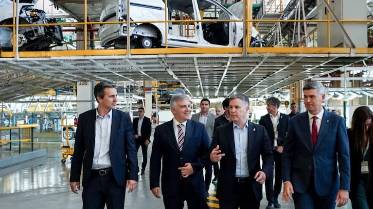 Llaryora reclamó a Nación por “una Ley de Autopartes” desde Renault junto a Passerini