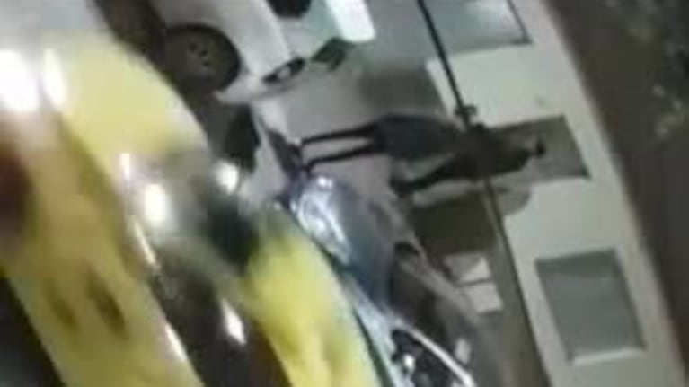 Se "zambulló" en un auto y robó la rueda de auxilio