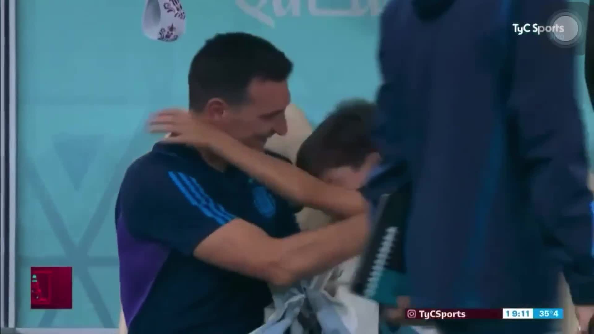 El abrazo entre Scaloni y su hijo