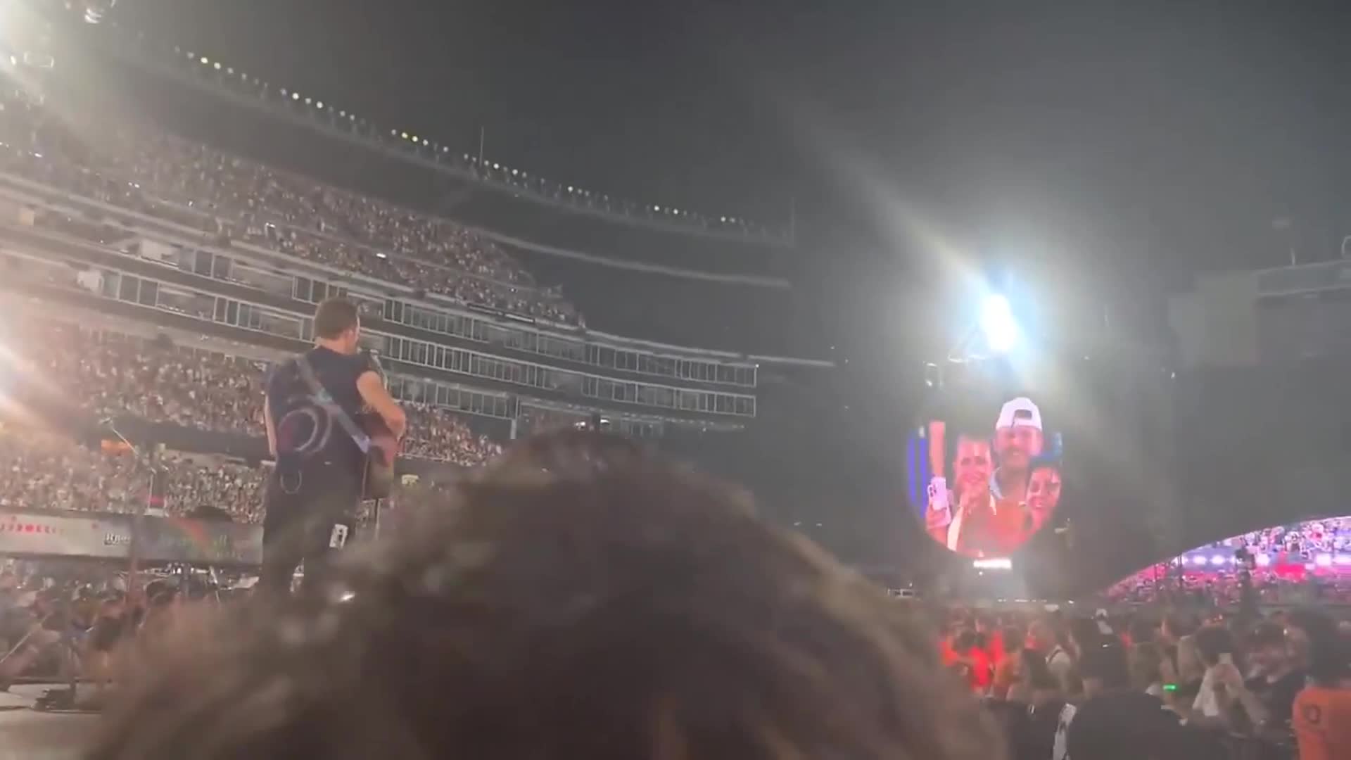 La reacción de Chris Martin al ver otra pareja a los besos por las pantallas en un show de Colplday