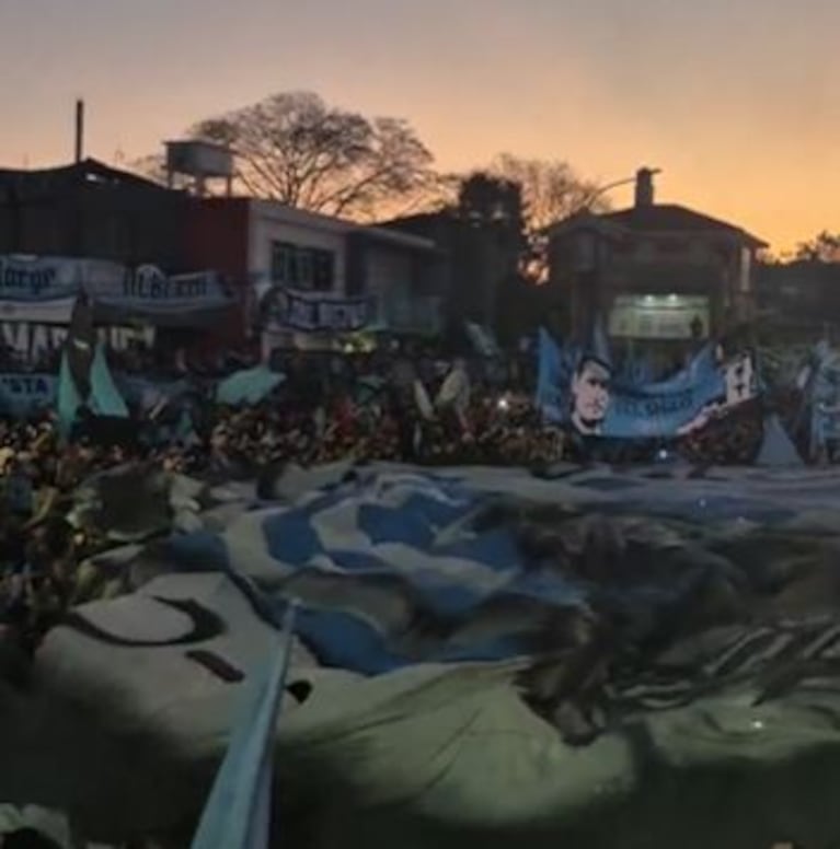 El impresionante banderazo de los hinchas de Belgrano antes del clásico ante Talleres