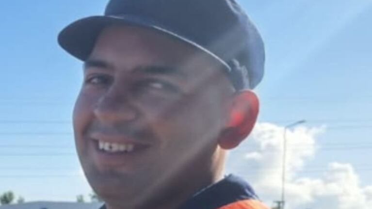 Ángel, el joven que imita a la Policía Caminera