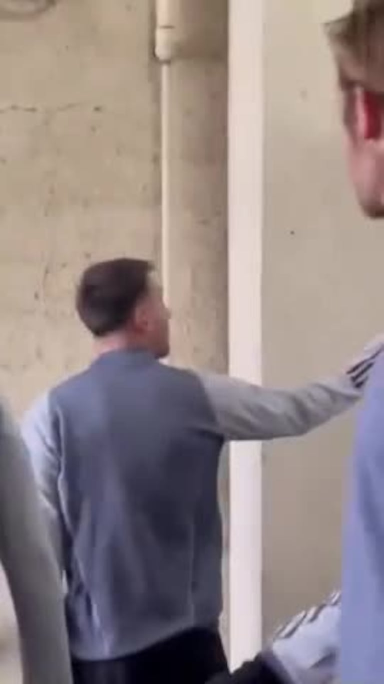 La reacción del custodio de Messi con un policía