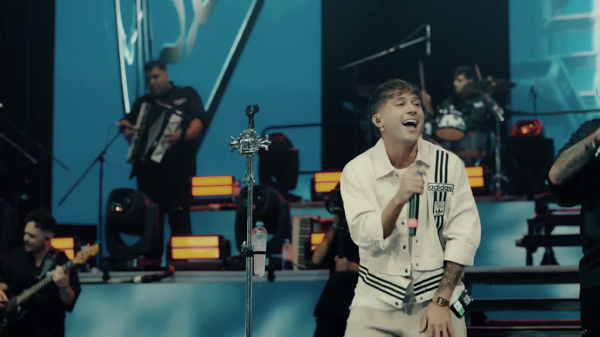 Ulises Bueno estrenó "Lamentablemente" junto a Joaco Martín 
