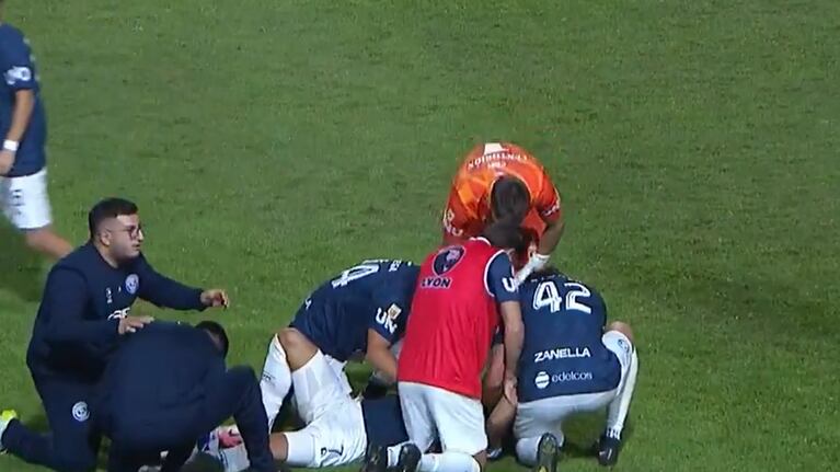 La dura lesión del cordobés Victorio Ramis en el partido entre Independiente Rivadavia y Racing