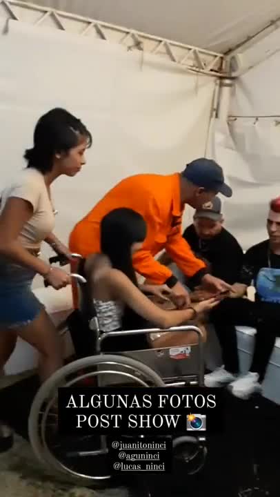 Monada junto a sus seguidores después del show