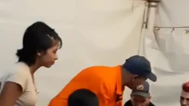 Monada junto a sus seguidores después del show