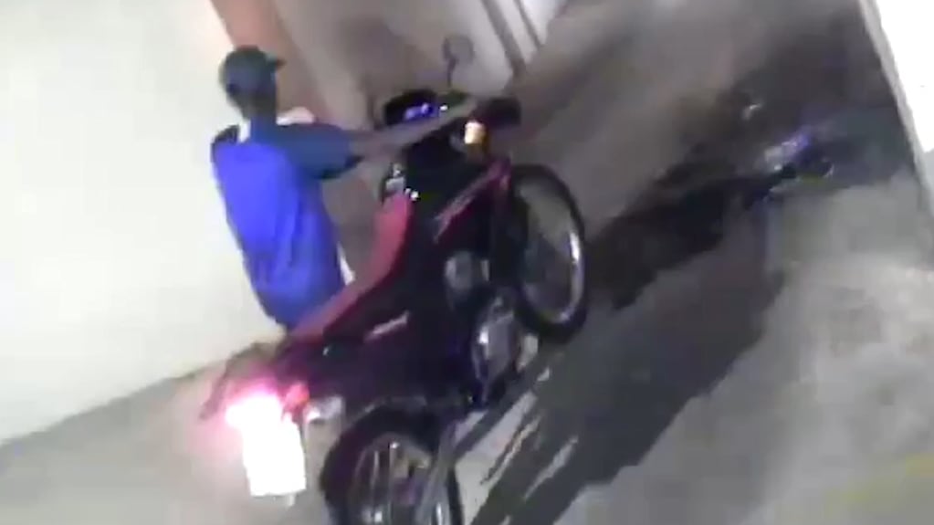 Robaron una moto de un edificio en Córdoba