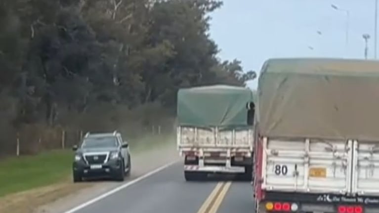 Grabaron un peligroso sobrepaso de un camión en una ruta de Córdoba