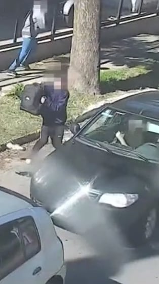 Aprovechó un semáforo y robó una mochila