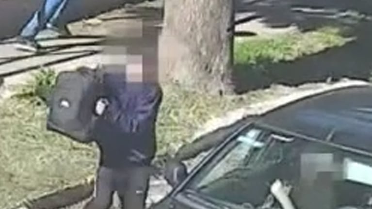 Aprovechó un semáforo y robó una mochila