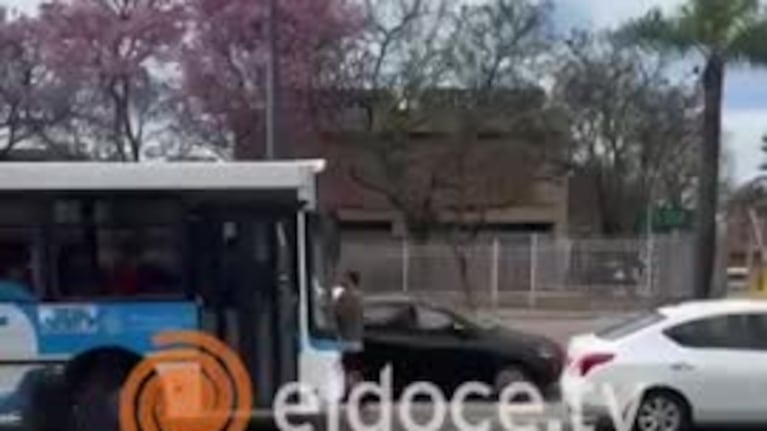 El momento en el que el colectivero chocó el auto de conductor