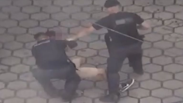 Naranjitas discutieron por el cobro de un auto y terminaron a las trompadas: el video