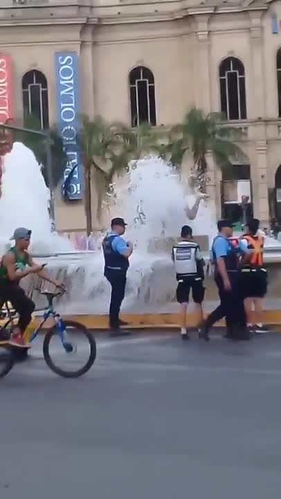 Lo detuvieron por bañarse desnudo en la Fuente del Perdón