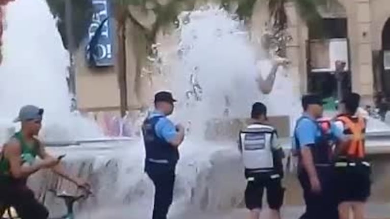 Lo detuvieron por bañarse desnudo en la Fuente del Perdón