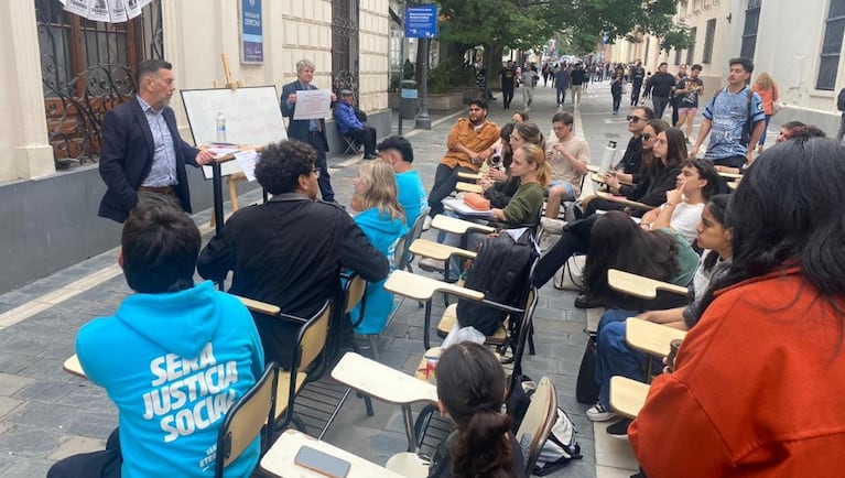 Derecho: dictan una clase afuera de la facultad a modo de protesta