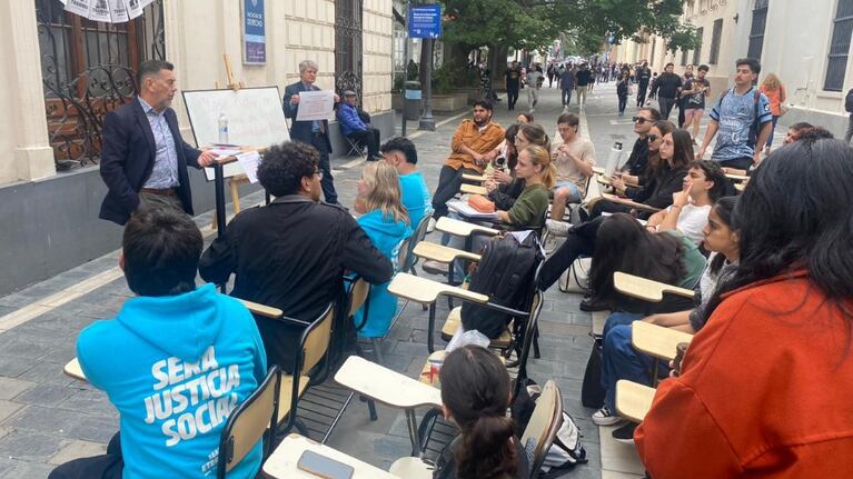 Derecho: dictan una clase afuera de la facultad a modo de protesta