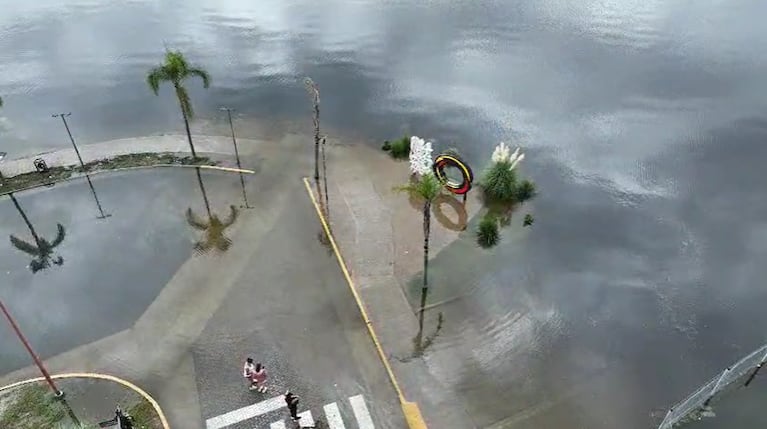 Impactante: la crecida del lago San Roque desbordó la costanera de Carlos Paz