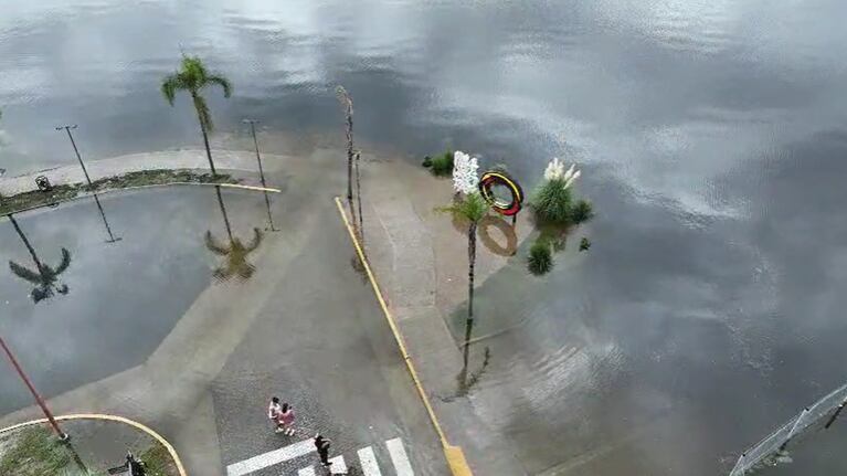 Impactante: la crecida del lago San Roque desbordó la costanera de Carlos Paz