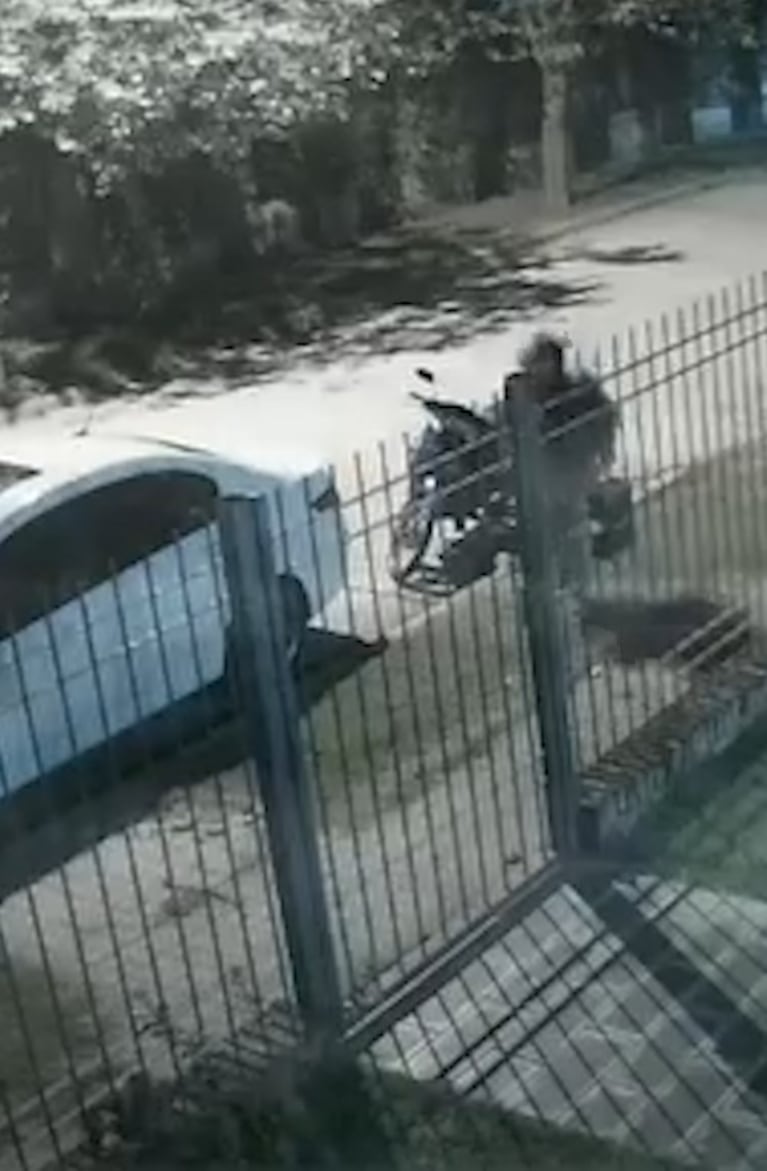 En segundos, le robaron la moto con la que reparte helados