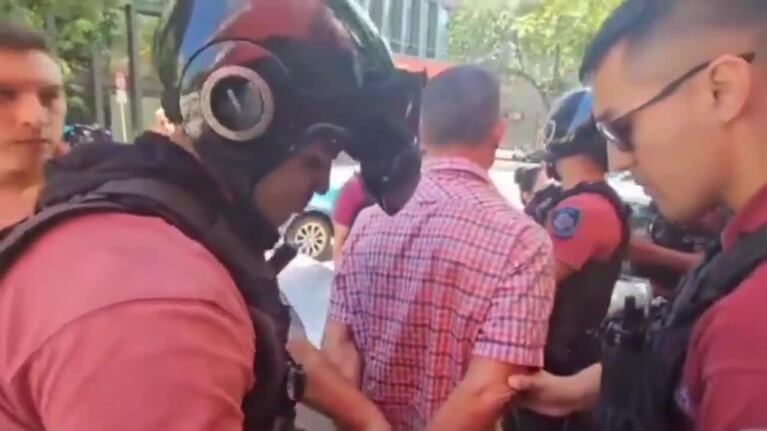 Así detuvieron al militante K que le tiró una botella a Milei