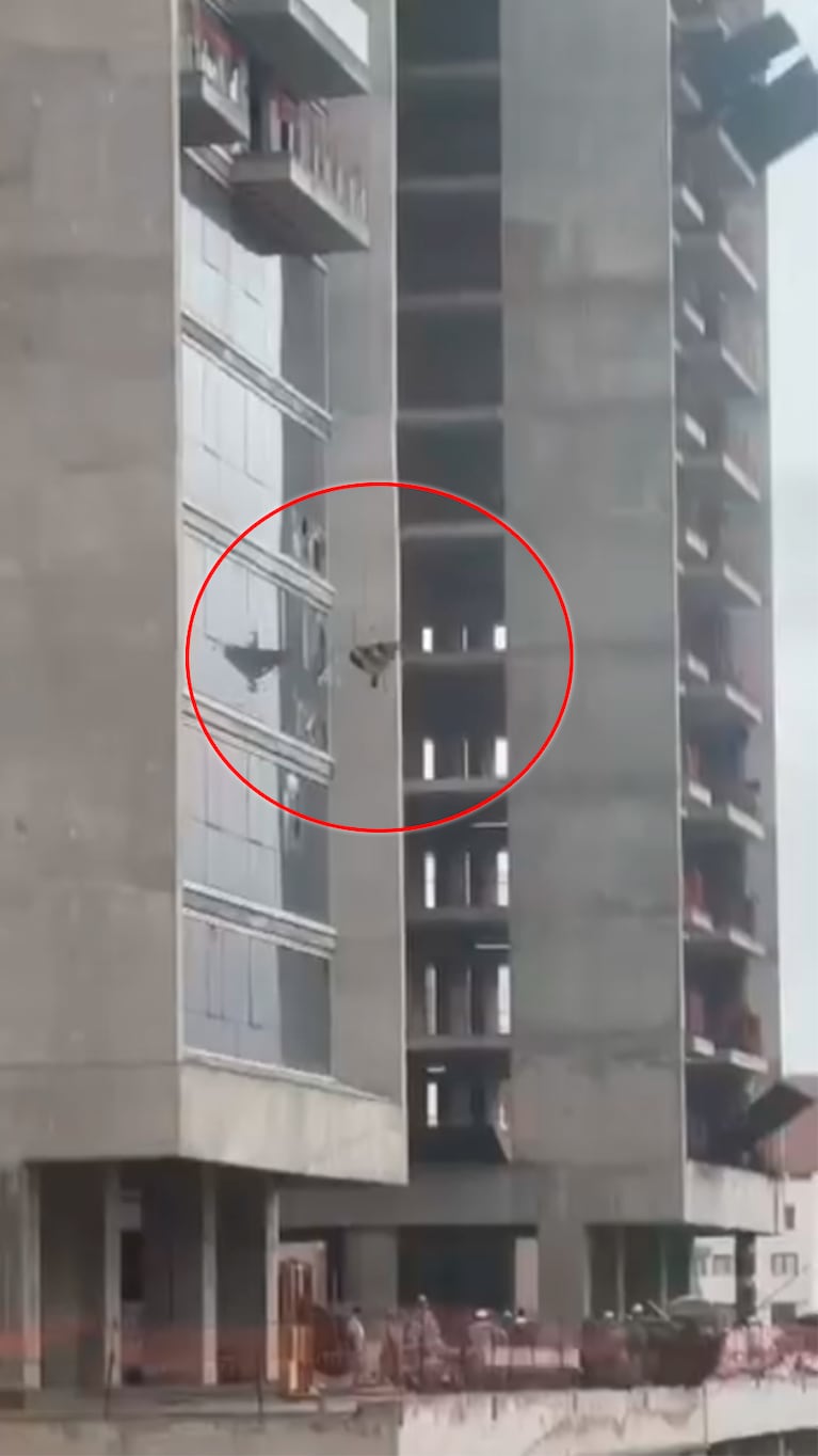 Una grúa reventó un vidrio por el viento