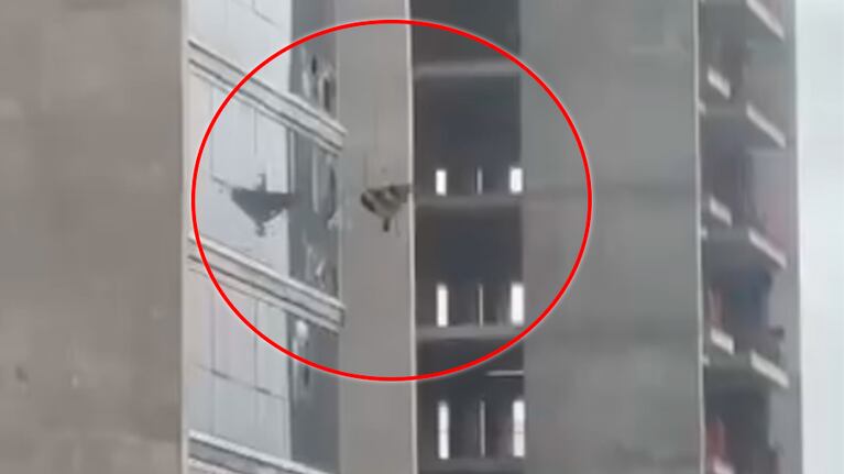 Una grúa reventó un vidrio por el viento