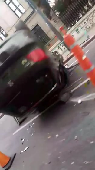 Un auto se dio vuelta en plena Colón