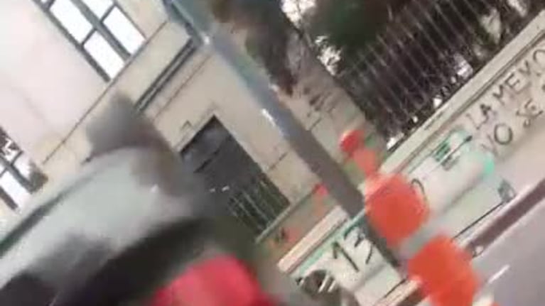 Un auto se dio vuelta en plena Colón