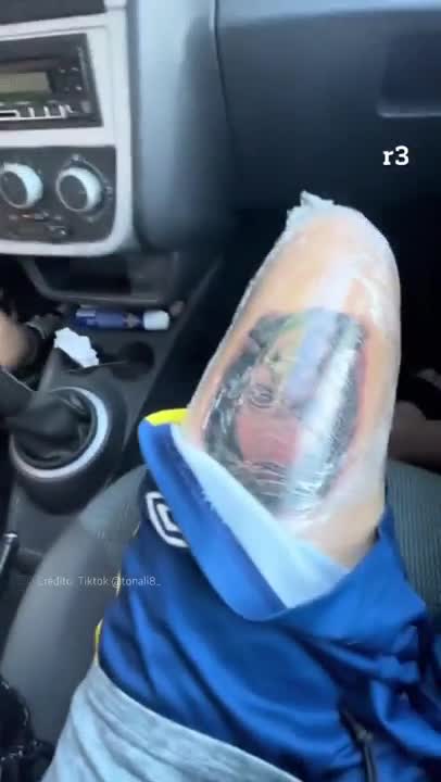 La reacción de una chica al ver el tatuaje futbolero de su novio