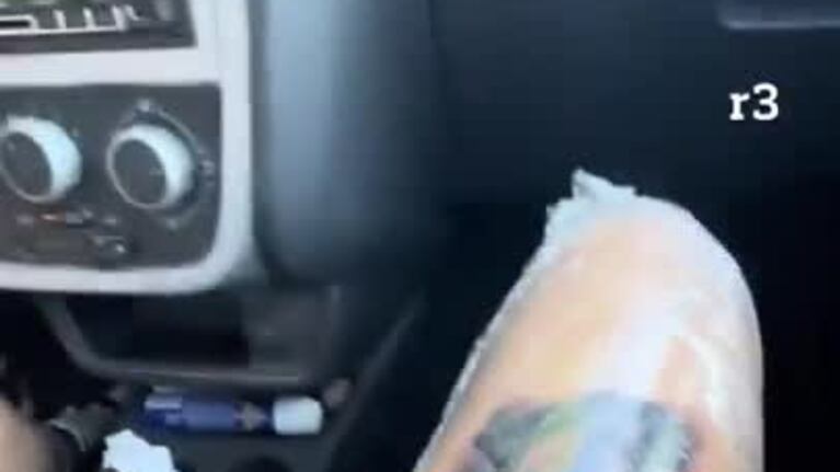 La reacción de una chica al ver el tatuaje futbolero de su novio