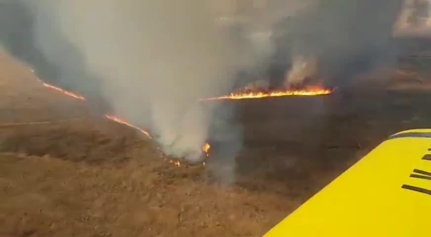 Aviones hidrantes combaten el fuego en La Calera