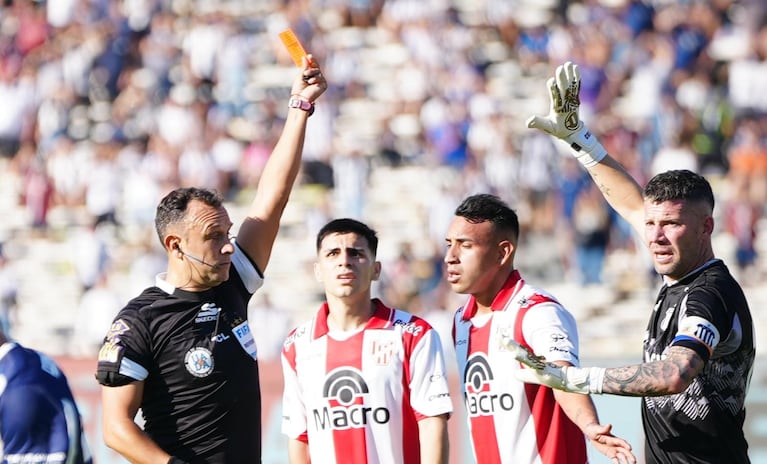 La expulsión de Godoy que dejó con uno menos a Instituto ante Talleres