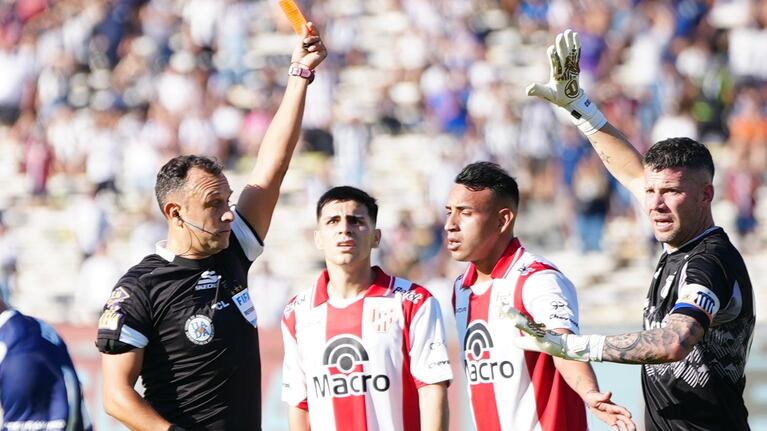 La expulsión de Godoy que dejó con uno menos a Instituto ante Talleres