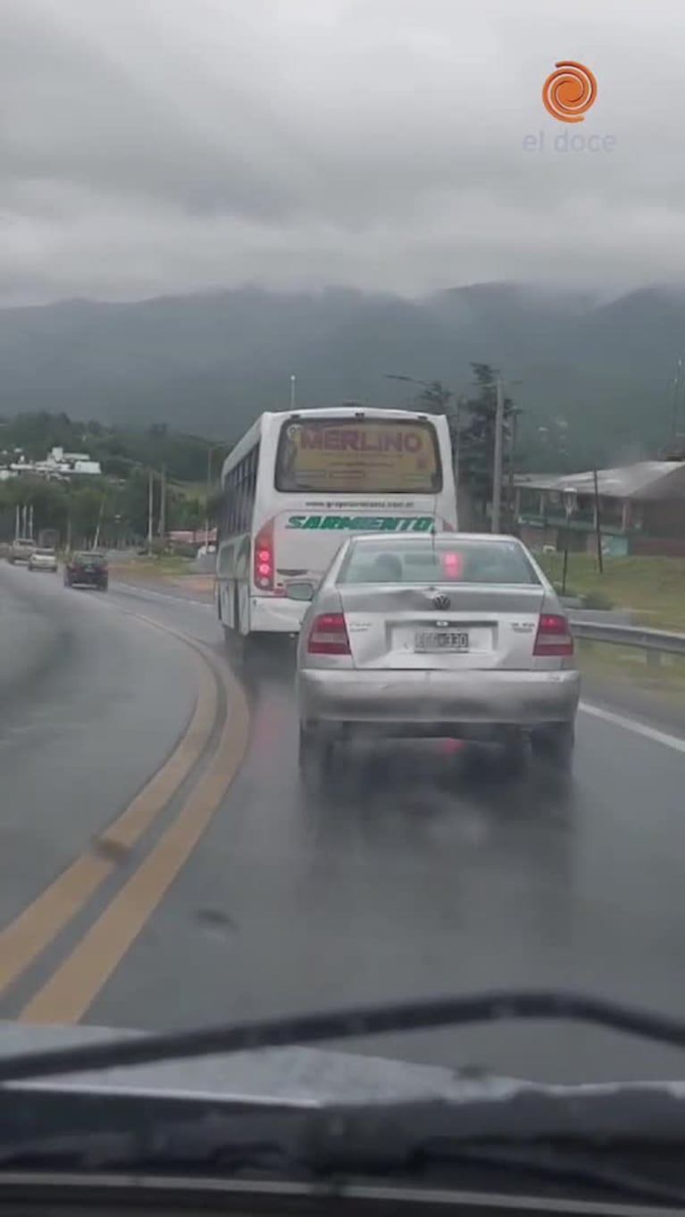 Peligrosísima maniobra bajo la lluvia en la ruta 38