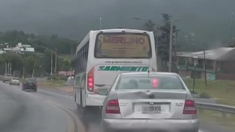 Peligrosísima maniobra bajo la lluvia en la ruta 38