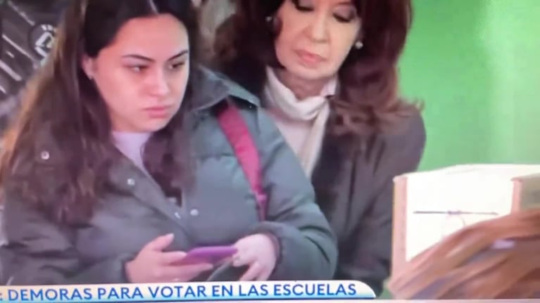 Cristina Kirchner espió el celular de una votante