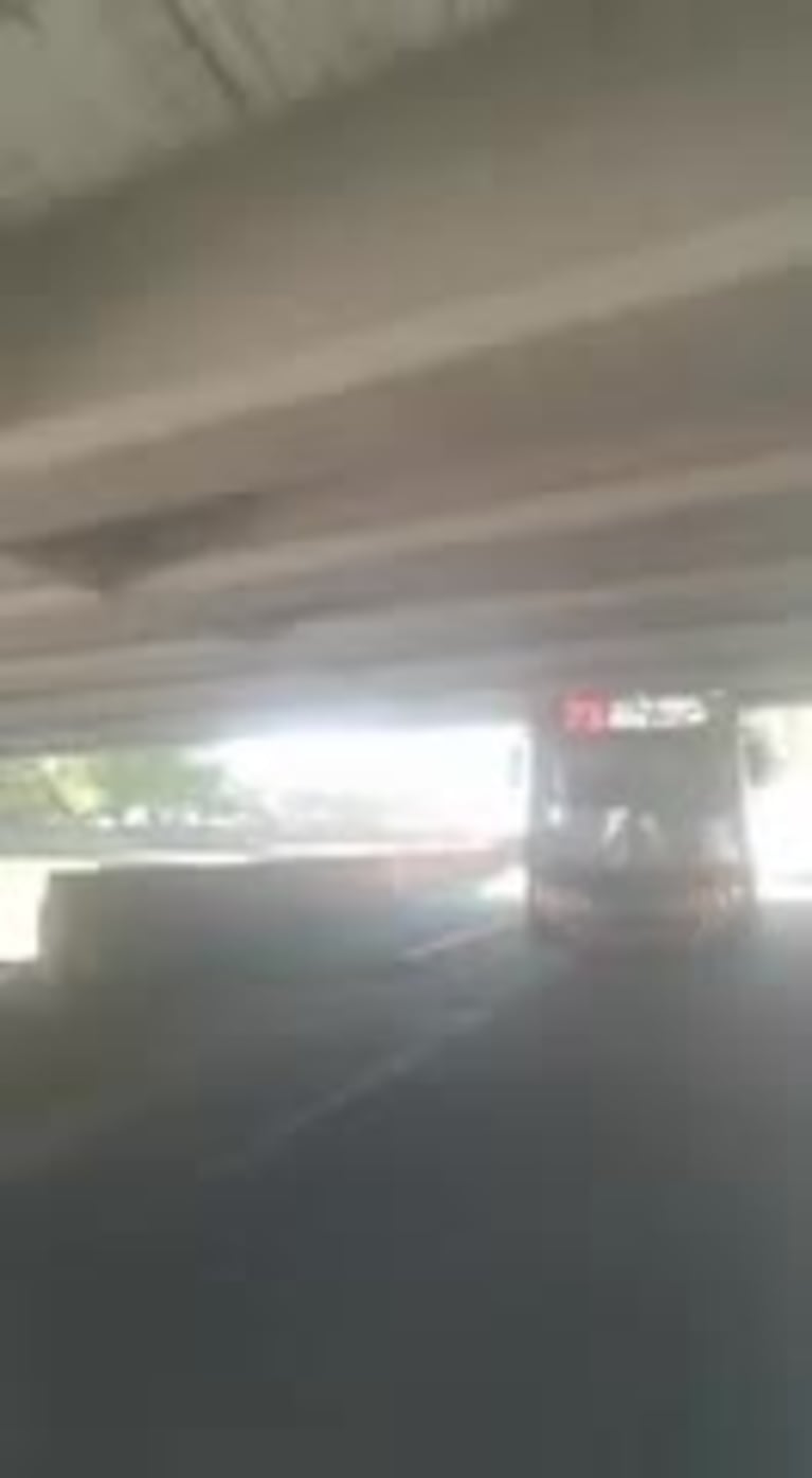 Colectivo de Ersa, trabado en el puente Sarmiento