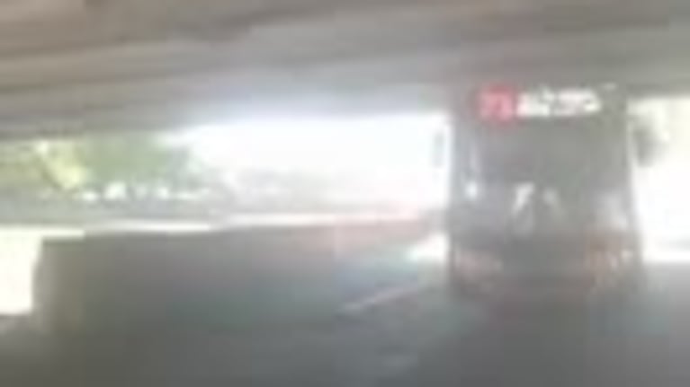 Colectivo de Ersa, trabado en el puente Sarmiento