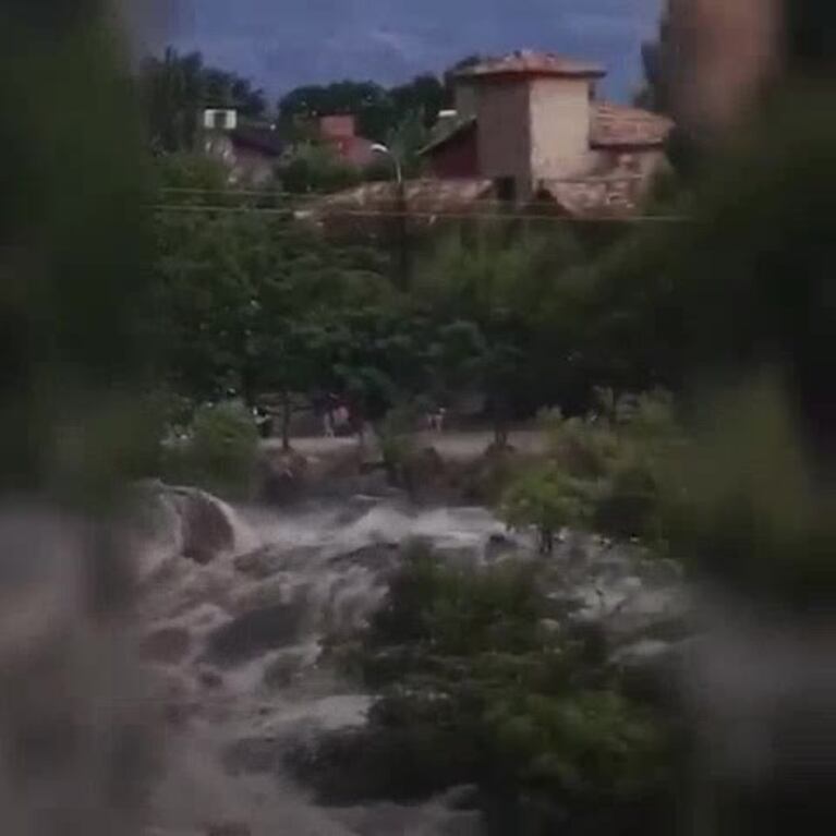La crecida del río arrastró un auto en Mina Clavero