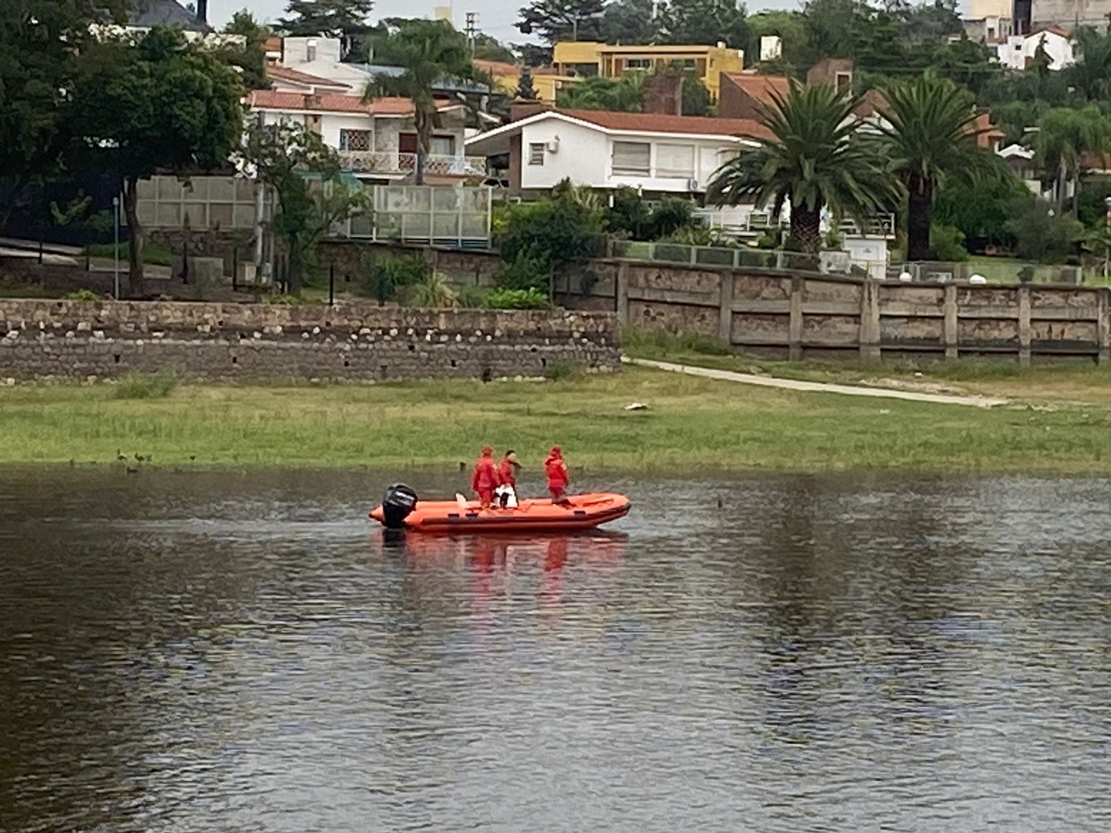 Buscan a un hombre que se tiró al río San Antonio