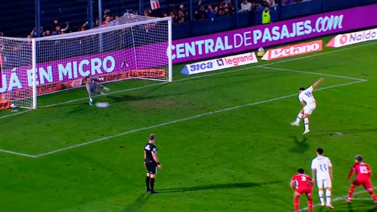 La polémica jugada del penal contra Belgrano y la atajada de Cardozo