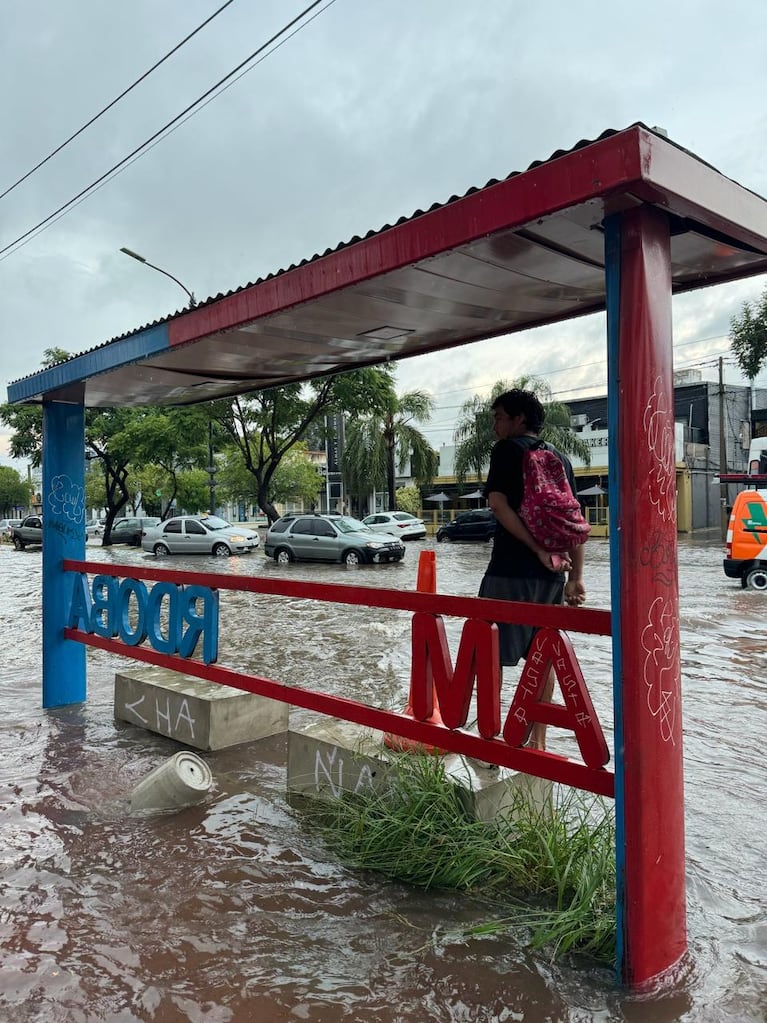 Por el diluvio, se inundó un colectivo en Córdoba y los pasajeros se empaparon