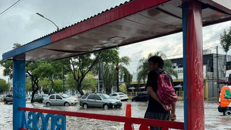 Por el diluvio, se inundó un colectivo en Córdoba y los pasajeros se empaparon