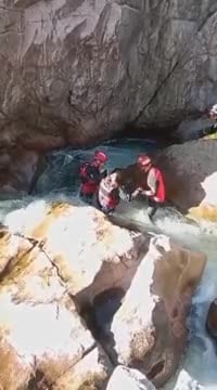 Se le cayó el celular, bajó al río a buscarlo y la tuvieron que rescatar