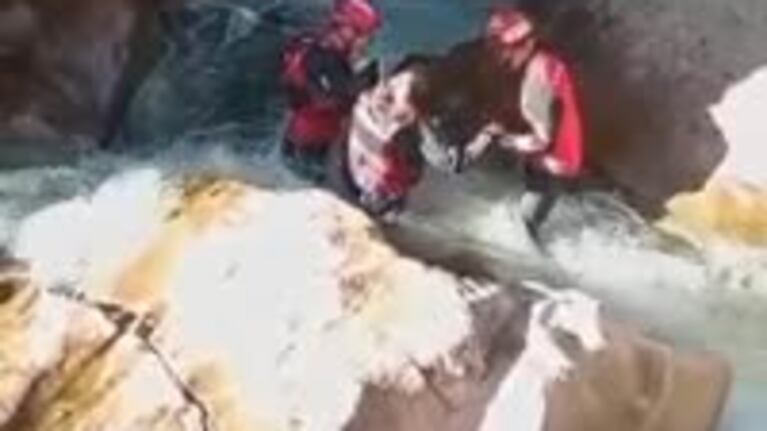 Se le cayó el celular, bajó al río a buscarlo y la tuvieron que rescatar