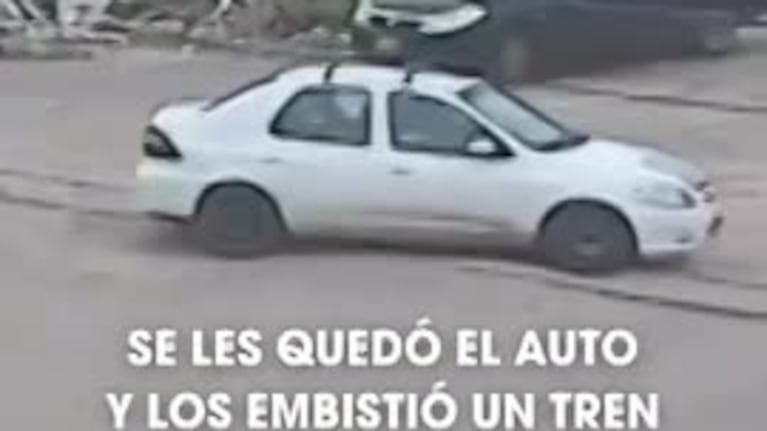 Impactante video: un tren embistió a un auto que quedó detenido sobre las vías en Córdoba