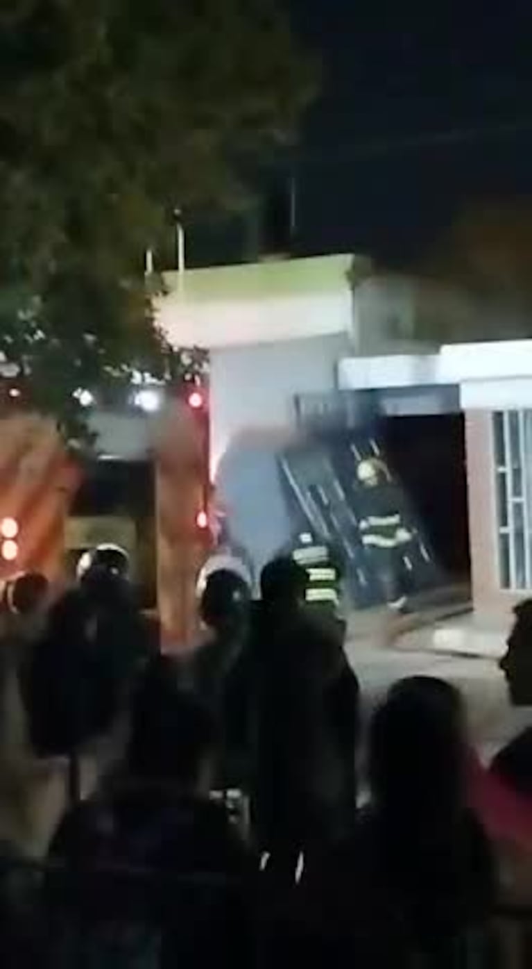 El impactante incendio en un galpón en barrio Rivadavia