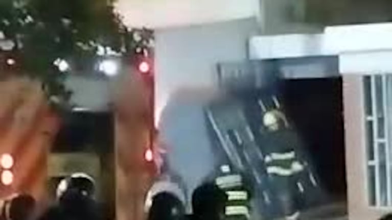 El impactante incendio en un galpón en barrio Rivadavia