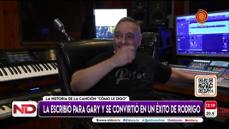 Así sonaba originalmente "Cómo le digo"